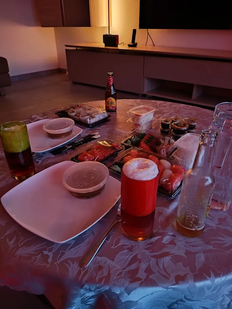 Bateau de Sushis Et Poisson Cru